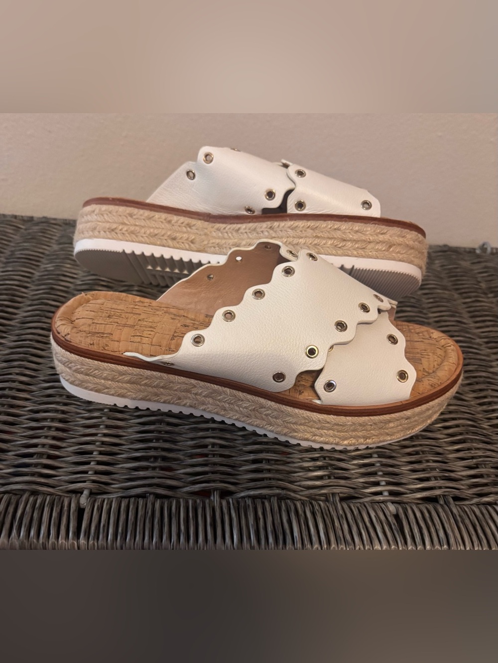 ANTONIO MELANI White Scalloped Grommet Espadrille Slide Sandals Size 7